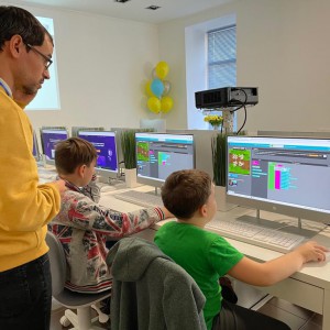 KIBERone уже в Саратове! - КИБЕРшкола программирования для детей, компьютерные курсы для школьников, начинающих и подростков - KIBERone г. Донецк